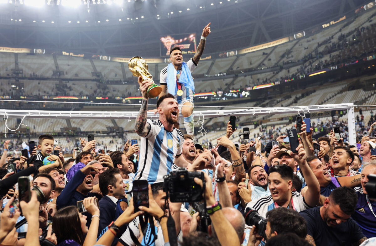 Cầu thủ Lionel Messi của Argentina giương cao chiếc cúp vô địch bóng đá thế giới sau khi dẫn dắt đội mình đánh bại Pháp trong trận chung kết đầy kịch tính để lần đầu tiên anh nhận giải vô địch World Cup và lần thứ ba cho Argentina, tại Qatar hôm 18/12/2022. (Ảnh: Clive Brunskill/Getty Images)
