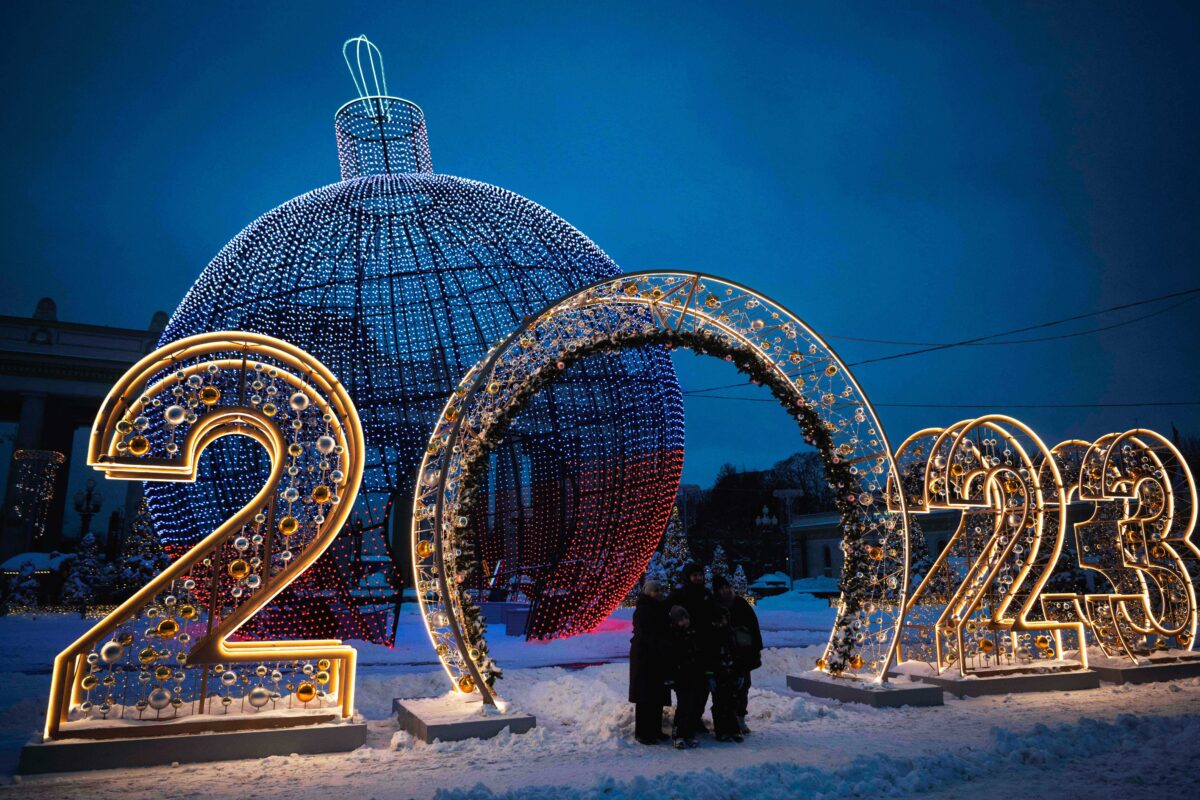 Một gia đình cùng nhau chụp ảnh trước cổng chào trang trí Giáng Sinh và Năm Mới ở Moscow hôm 19/12/2022. (Ảnh: Natalia Kolesnikova/AFP qua Getty Images)