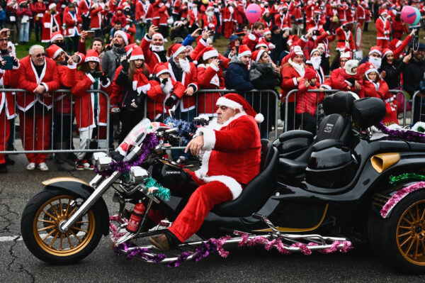 Một người đàn ông lái xe máy của mình trong cuộc tập hợp từ thiện “Papa Noel” lần thứ 12 của Ông Già Noel ở Turin, Ý, hôm 04/12/2022, để gây quỹ cho một cơ sở chăm sóc sức khỏe nhi khoa. (Ảnh: Marco Bertorello/AFP qua Getty Images)