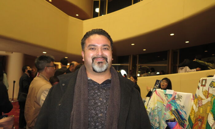 Ông Jesus Garcia tham dự buổi biểu diễn của Đoàn Nghệ thuật Biểu diễn Shen Yun tại Trung tâm Biểu diễn Nghệ thuật hôm 26/12/2022. (Ảnh: Sunny Chen/The Epoch Times)