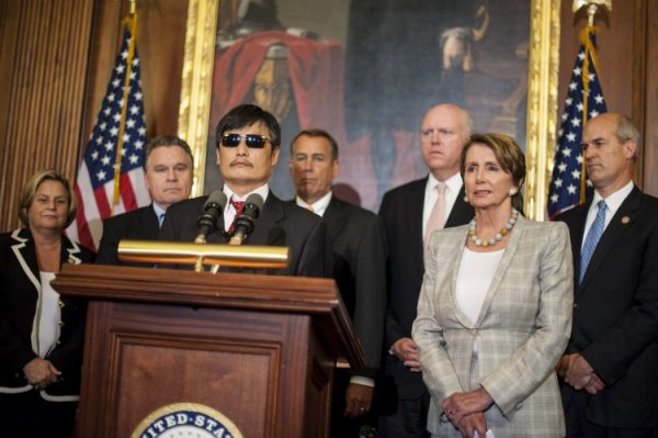 Nhà hoạt động nhân quyền Trung Quốc Trần Quang Thành nói chuyện với báo chí ở Thủ đô Hoa Thịnh Đốn sau cuộc gặp với Chủ tịch Hạ viện John Boehner và Lãnh đạo Thiểu số Hạ viện Nancy Pelosi. (Ảnh: Pete Marovich/Getty Images)