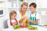 Cùng gia đình chuẩn bị đồ ăn không chỉ có thể tăng cường mối quan hệ giữa cha mẹ và con cái, mà còn tạo ra không khí gia đình vui vẻ. (Ảnh: fotolia)
