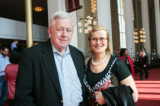 Ông John Tryler, bác sĩ đã về hưu, và bà Lisa Helmick, quản lý cửa hàng, đã thưởng thức buổi biểu diễn của Shen Yun tại Trung tâm Nghệ thuật Kennedy vào ngày 11/04/2018. (Ảnh: Lý Sa/Epoch Times)