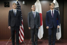 Đặc phái viên của Hoa Kỳ tại Bắc Hàn Sung Kim (trái), Vụ trưởng Vụ Á Châu và Châu Đại Dương của Nhật Bản Takehiro Funakoshi (giữa), và Đặc phái viên của Nam Hàn về Các vấn đề Hòa bình và An ninh trên Bán đảo Triều Tiên Kim Gunn chụp hình trước khi tổ chức cuộc gặp ba bên về Bắc Hàn tại Bộ Ngoại giao Nhật Bản ở Tokyo hôm 07/09/2022. (Ảnh: Eugene Hoshiko/AP Photo)