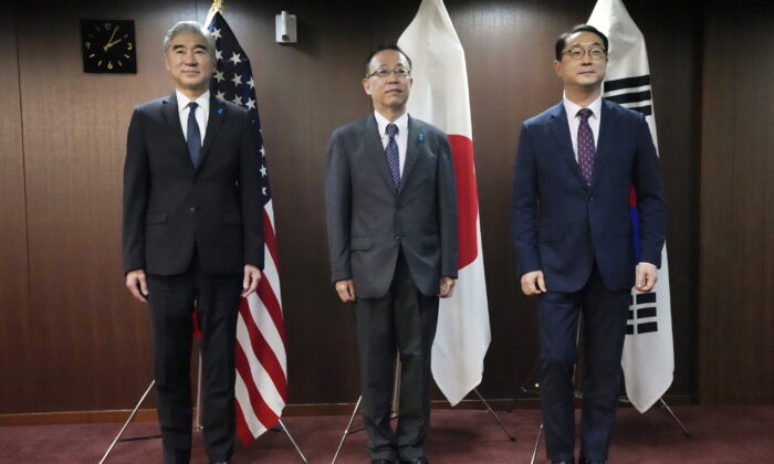 Đặc phái viên của Hoa Kỳ tại Bắc Hàn Sung Kim (trái), Vụ trưởng Vụ Á Châu và Châu Đại Dương của Nhật Bản Takehiro Funakoshi (giữa), và Đặc phái viên của Nam Hàn về Các vấn đề Hòa bình và An ninh trên Bán đảo Triều Tiên Kim Gunn chụp hình trước khi tổ chức cuộc gặp ba bên về Bắc Hàn tại Bộ Ngoại giao Nhật Bản ở Tokyo hôm 07/09/2022. (Ảnh: Eugene Hoshiko/AP Photo)