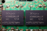 Vi mạch bán dẫn bộ nhớ của nhà cung cấp chất bán dẫn Nam Hàn SK Hynix trên bảng mạch của máy tính, hôm 25/02/2022. (Ảnh: Reuters/Florence Lo/Minh họa/Ảnh tư liệu)