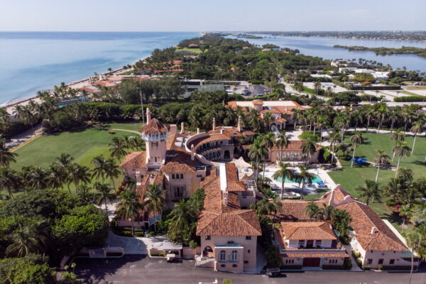 Quang cảnh nhìn từ trên không dinh thự ở Mar-a-Lago của cựu Tổng thống Donald Trump sau vụ đột kích của các đặc vụ FBI, ở Palm Beach, Florida, hôm 15/08/2022. (Ảnh: Marco Bello/Reuters)