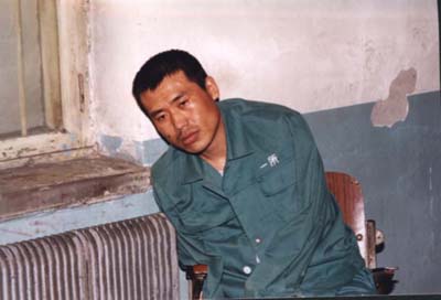 Vào ngày 01/04/2002, chân dung ông Lưu Thành Quân sau khi bị bắt được đăng tải trên Chinanews. Bức ảnh cho thấy ông bị ngược đãi, không thể ngồi thẳng được. (Ảnh: Minghui.org)