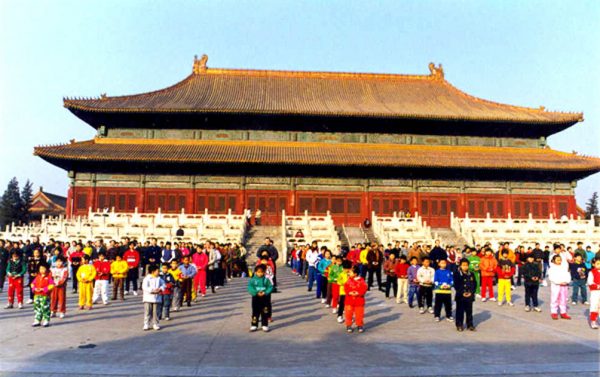 Các học viên Pháp Luân Công luyện các bài công pháp đứng ở Bắc Kinh trước khi cuộc đàn áp bắt đầu vào năm 1999. (Ảnh: Minghui.org)