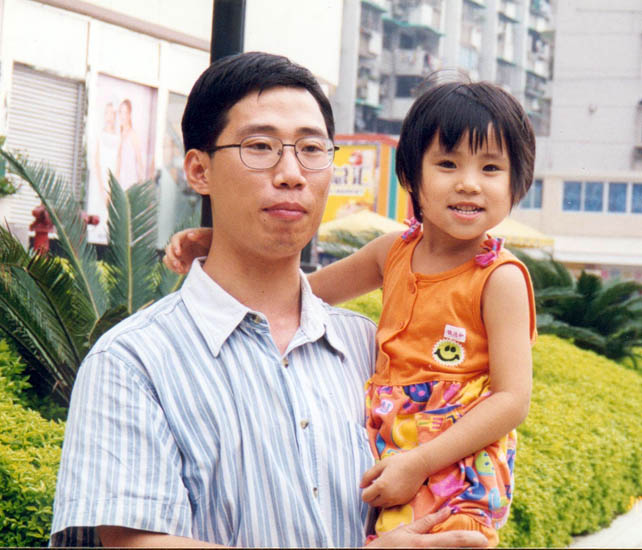Anh Nhiêu Trác Nguyên (Rao Zhuoyuan) cùng con gái Nhiêu Đức Như (Rao Deru). Anh Nhiêu qua đời vào năm 2002 sau khi bị tra tấn thậm tệ trong quá trình giam giữ vì tu luyện Pháp Luân Công. (Ảnh: Minghui.org)