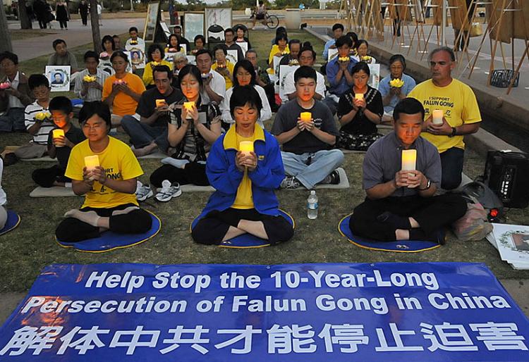 Các học viên Pháp Luân Công tổ chức thắp nến tưởng niệm các học viên đã bị tước đi mạng sống trong cuộc đàn áp ở Trung Quốc, tại San Diego, California, năm 2009. (Ảnh: Alex Li/The Epoch Times)