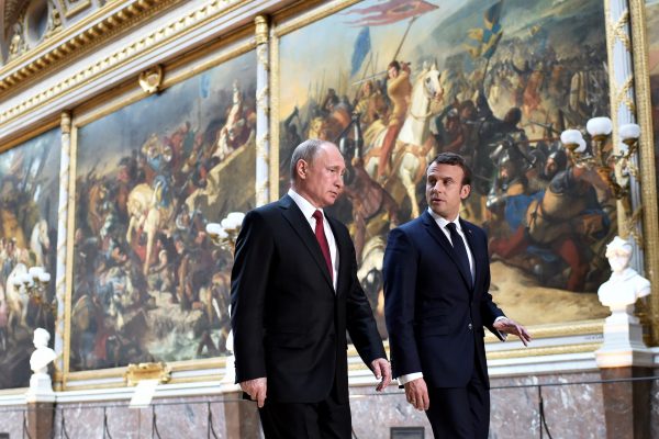 Tổng thống Pháp Emmanuel Macron (Phải) nói chuyện với Tổng thống Nga Vladimir Putin (Trái) tại Galerie des Batailles (Phòng trưng bày Các trận đánh) khi họ đến tham dự một cuộc họp báo chung ở Versailles, Pháp, vào ngày 29/05/2017. (Ảnh: Stephane De Sakutin/Reuters)