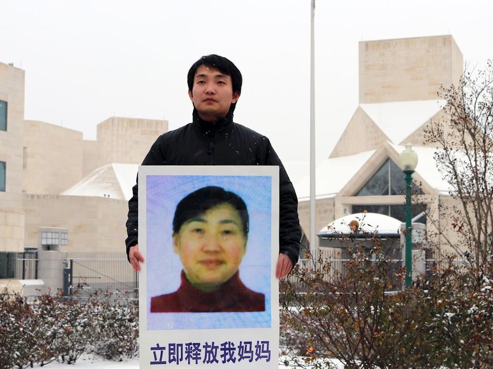Anh Đỗ Hải Bồng (Du Haipeng) kêu gọi thả mẹ anh, một học viên Pháp Luân Công bị cầm tù ở Trung Quốc, trước Đại sứ quán Trung Quốc ở thủ đô Hoa Thịnh Đốn vào ngày 07/01/2016. (Ảnh: Minghui.org)