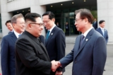 Lãnh đạo Bắc Hàn Kim Jong Un (phải) bắt tay với ông Suh-hoon, Giám đốc Cơ quan Tình báo Quốc gia (NIS) của Nam Hàn tại làng đình chiến Panmunjom bên trong khu phi quân sự ngăn cách hai miền Bắc-Nam vào ngày 27/04/2018. (Ảnh: Kho báo chí Hội nghị thượng đỉnh Bắc-Nam Hàn qua Reuters)