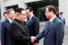 Lãnh đạo Bắc Hàn Kim Jong Un (phải) bắt tay với ông Suh-hoon, Giám đốc Cơ quan Tình báo Quốc gia (NIS) của Nam Hàn tại làng đình chiến Panmunjom bên trong khu phi quân sự ngăn cách hai miền Bắc-Nam vào ngày 27/04/2018. (Ảnh: Kho báo chí Hội nghị thượng đỉnh Bắc-Nam Hàn qua Reuters)