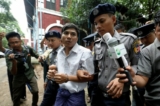 Cảnh sát hộ tống ký giả bị bắt giam Kyaw Soe Oo của Reuters khi rời tòa án Insein ở Yangon, Miến Điện (còn được gọi là Myanmar), vào ngày 02/07/2018. (Ảnh: Reuters/Ann Wang)