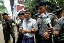 Cảnh sát hộ tống ký giả bị bắt giam Kyaw Soe Oo của Reuters khi rời tòa án Insein ở Yangon, Miến Điện (còn được gọi là Myanmar), vào ngày 02/07/2018. (Ảnh: Reuters/Ann Wang)