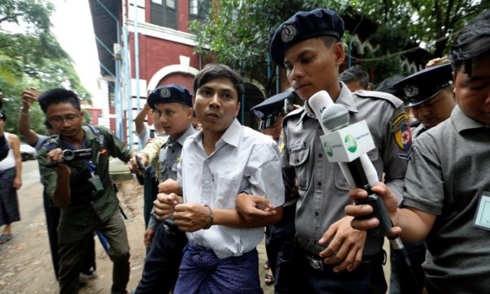 Cảnh sát hộ tống ký giả bị bắt giam Kyaw Soe Oo của Reuters khi rời tòa án Insein ở Yangon, Miến Điện (còn được gọi là Myanmar), vào ngày 02/07/2018. (Ảnh: Reuters/Ann Wang)