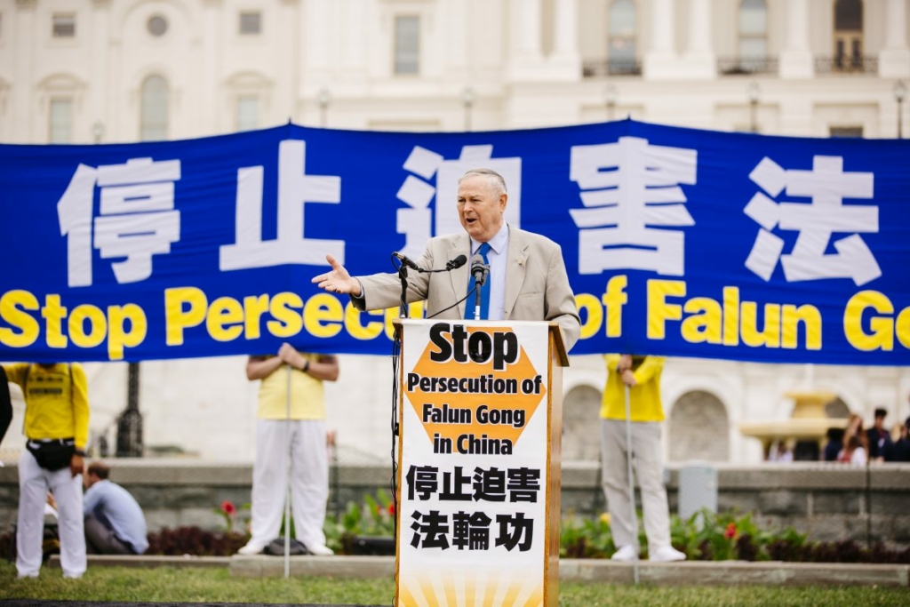Dân biểu Dana Rohrabacher (Cộng Hòa-California) trình bày trước cuộc biểu tình của 5,000 học viên Pháp Luân Công và kêu gọi chấm dứt cuộc đàn áp Pháp Luân Công ở Trung Quốc, tại Hoa Thịnh Đốn, vào ngày 20/06/2018. (Ảnh: Edward Dye/The Epoch Times)
