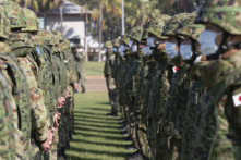 Các binh sĩ của Lực lượng Phòng vệ Mặt đất Nhật Bản đứng thành đội hình trong lễ khai mạc Cuộc tập trận Southern Jackaroo 21 tại Trụ sở Lữ đoàn 1, Doanh trại Robertson ở Lãnh thổ phía Bắc vào ngày 15/06/2021. (Ảnh: PTE Jacob Joseph/ADF)