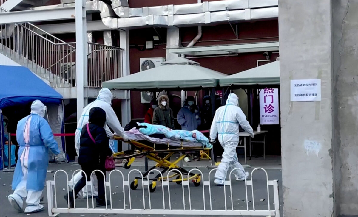Nhân viên y tế chuyển một bệnh nhân đến phòng khám sốt tại Bệnh viện Triều Dương ở Bắc Kinh, hôm 13/12/2022. (Ảnh: Reuters TV qua Reuters)