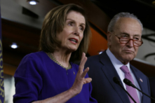 Chủ tịch Hạ viện Hoa Kỳ Nancy Pelosi (bên trái) và Lãnh đạo Đa số Thượng viện Charles Schumer phác thảo các nỗ lực lập pháp của họ nhằm giảm giá nhiên liệu trong một cuộc họp báo ở Trung tâm Khách thăm Điện Capitol Hoa Kỳ ở Thủ đô Hoa Thịnh Đốn, hôm 28/04/2022. (Ảnh: Chip Somodevilla/Getty Images)