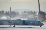 Một chiếc phi cơ của Air Canada đang lăn bánh tại Phi trường Quốc tế Vancouver ở Richmond, British Council, hôm 21/12/2022. Một cơn bão mùa đông lớn đang đổ bộ vào Ontario và Quebec, người dân được cảnh báo xem xét lại kế hoạch du lịch vì điều kiện có thể trở nên nguy hiểm. (Ảnh: The Canada Press/Darryl Dyck)