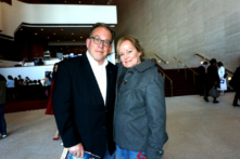 Ông bà Vincent và Andrea Iandoli thưởng lãm buổi biểu diễn của Đoàn Nghệ thuật Biểu diễn Shen Yun tại Nhà Hát Jones Hall for the Performing Arts ở thành phố Houston hôm 26/12/2022. (Ảnh: Sally Sun / The Epoch Times)