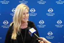 Bà Gina Ann Riggs, người đồng sáng lập nhà hát, đã thưởng lãm buổi diễn của Đoàn Nghệ thuật Biểu diễn Shen Yun tại Nhà hát Giao hưởng Atlanta ở tiểu bang Georgia hôm 24/12/2022. (Ảnh: Đài truyền hình NTD)