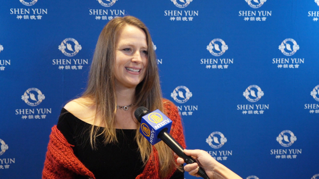 Bà Celena Brown, một doanh nhân, cùng với con gái bà đã thưởng lãm buổi biểu diễn mở màn trong chuyến lưu diễn vòng quanh thế giới của Đoàn Nghệ thuật Biểu diễn Shen Yun tại Nhà hát Giao hưởng Atlanta hôm 24/12/2022. (Ảnh: Đài truyền hình NTD)