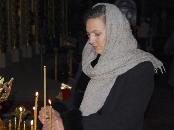 Thứ trưởng Bộ Ngoại giao Hoa Kỳ Victoria Nuland không tin cuộc chiến ở Ukraine sẽ được giải quyết trong thời gian ngắn. Bà Nuland được chụp hình khi đang thắp một ngọn nến trong Nhà thờ Thánh Michael ở Kyiv, vào năm 2014. (Ảnh: AP Photo/Pool)