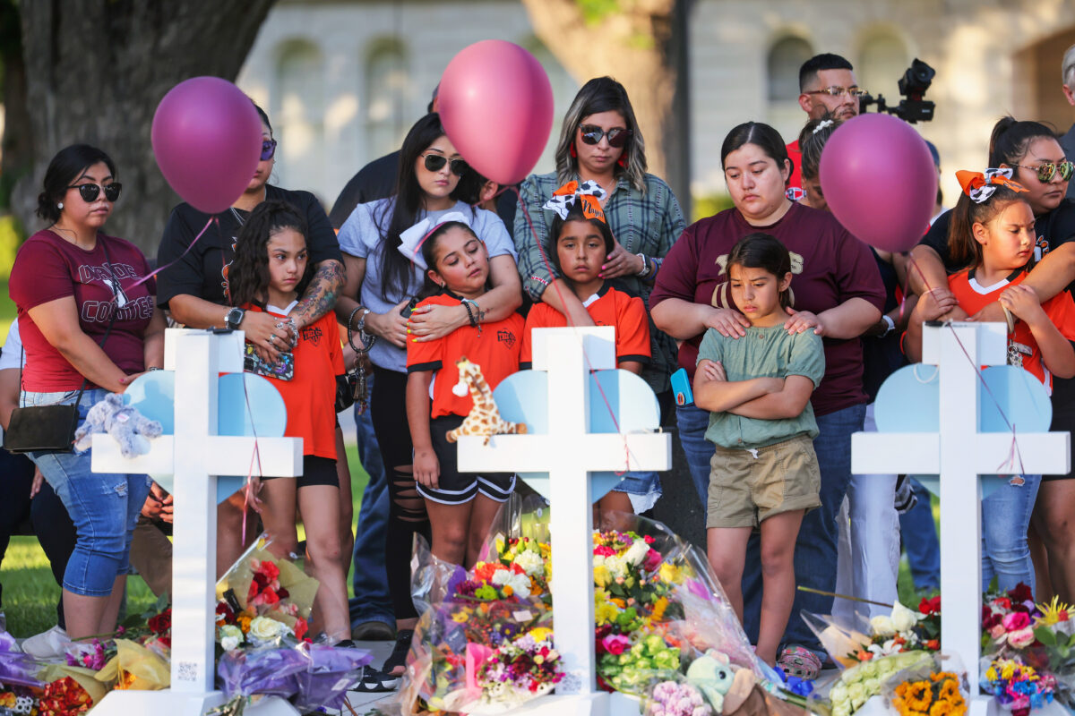 Một trong những vụ xả súng trường học đẫm máu nhất trong lịch sử Hoa Kỳ, 19 trẻ em và hai giáo viên đã thiệt mạng tại Trường Tiểu học Robb ở Uvalde, Texas, hôm 24/05/2022. (Ảnh: Michael M. Santiago/Getty Images)