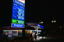 Giá xăng vượt quá 7 USD một gallon tại các trạm xăng ở Los Angeles, California, hôm 22/06/2022. (Ảnh: Frederic J. Brown/AFP qua Getty Images)