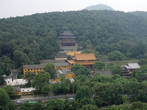 Chùa Tịnh Từ, một trong bốn ngôi chùa lớn ở Tây Hồ, Hàng Châu. (Ảnh: Tyg728/Wikipedia)