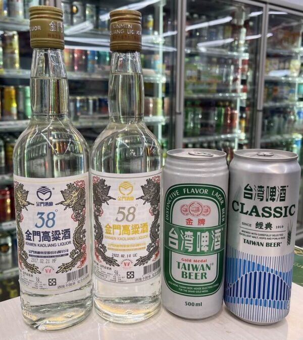 Những chai rượu Cao Lương Kim Môn (Kinmen Kaoliang) và lon Bia Đài Loan đã trở thành những sản phẩm mới nhất của Đài Loan phải đối mặt với rào cản xuất cảng sang Trung Quốc. Ảnh được chụp hôm 10/12/2022. (Ảnh: CNA cung cấp)