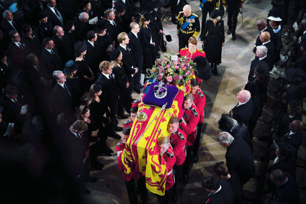 Quan tài của Nữ hoàng Elizabeth II được khiêng vào Nhà nguyện St George trong Lâu đài Windsor ở Anh để làm lễ nhập quan sau lễ tang cấp hoàng gia tại Tu viện Westminster hôm 19/09/2022. Nữ hoàng qua đời tại Lâu đài Balmoral ở Scotland hôm 08/09/2022. (Ảnh: Ben Birchall-Nhóm WPA/Getty Images)