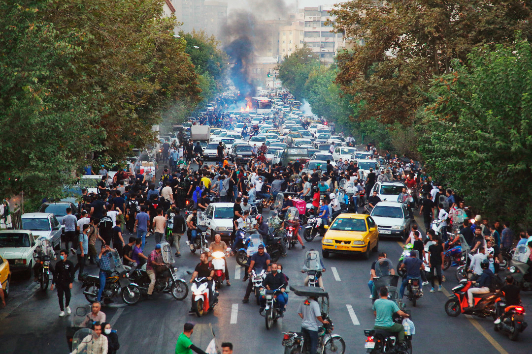 Người biểu tình Iran xuống đường ở thủ đô Tehran trong cuộc biểu tình ủng hộ cô Mahsa Amini hôm 21/09/2022, năm ngày sau khi người phụ nữ trẻ thiệt mạng trong khi bị cảnh sát của nhà nước Hồi giáo này bắt giữ. (Ảnh: AFP qua Getty Images)