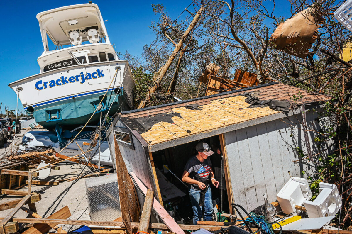 Florida bắt đầu một đợt dọn dẹp kéo dài hôm 30/09/2022, sau cơn bão Ian, cơn bão cấp 4 đổ bộ vào vùng tây nam của tiểu bang này ba ngày trước đó, khiến hơn 100 người thiệt mạng và gây thiệt hại được định giá bảo hiểm 50 tỷ USD. (Ảnh: Giorgio Viera/AFP qua Getty Images)