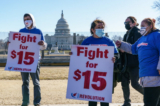 Các nhà hoạt động kiến nghị mức lương tối thiểu 15 USD gần Điện Capitol ở Hoa Thịnh Đốn hôm 25/02/2021. (Ảnh: J. Scott Applewhite/AP Photo)