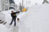 Cư dân khu vực Boston đang xúc tuyết. (Ảnh: Josh Reynolds/AP Photo)