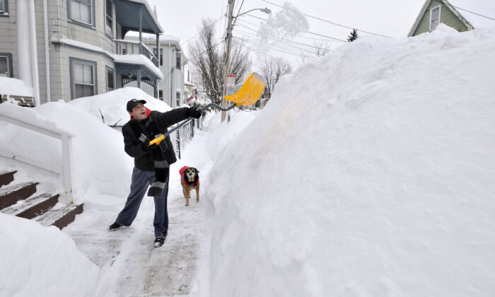 Cư dân khu vực Boston đang xúc tuyết. (Ảnh: Josh Reynolds/AP Photo)