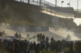 Khói bốc lên từ những đống lửa nhỏ khi người di cư chờ băng qua biên giới Mexico-Hoa Kỳ từ Ciudad Juarez, Mexico, hôm 12/12/2022. (Ảnh: AP Photo/Christian Chavez)