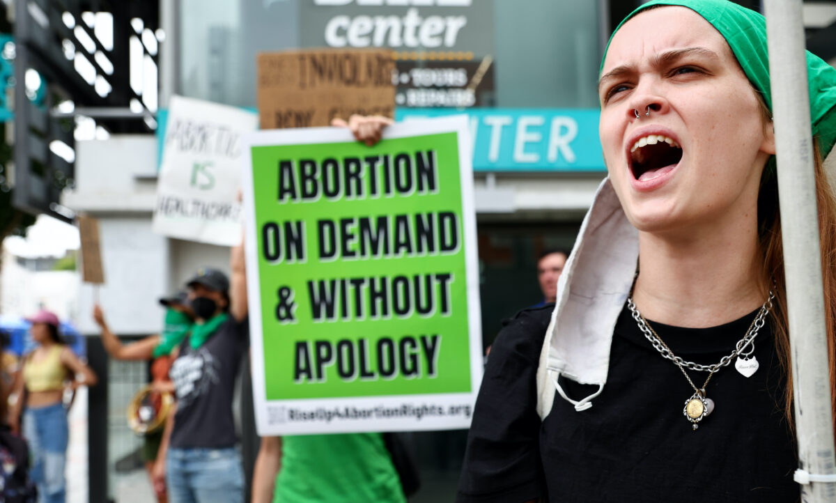 Các nhà hoạt động ủng hộ phá thai hô vang khi tuần hành từ Tòa Thị Chính đến một phòng khám của Planned Parenthood ở Santa Monica, California, hôm 16/07/2022. (Ảnh: Mario Tama/Getty Images)