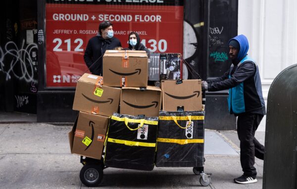 Một người giao hàng đẩy một chiếc xe đầy các hộp Amazon trong đợt giảm giá Black Friday ở quận Manhattan của thành phố New York, New York, hôm 26/11/2021. (Ảnh: Jeenah Moon/Reuters)