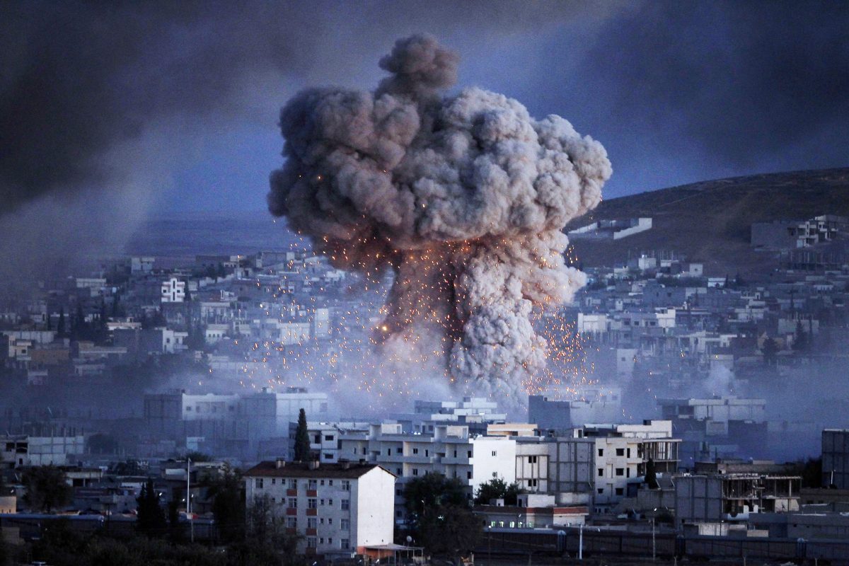 Một vụ nổ làm rung chuyển thành phố Kobani của Syria trong một vụ đánh bom xe tự sát được cho là của những kẻ khủng bố ISIS vào một vị trí của Đơn vị Bảo vệ Nhân dân (YPG) ở trung tâm thành phố, vào ngày 20/10/2014. (Ảnh: Gokhan Sahin/Getty Images)
