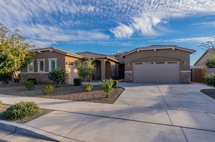 Một ngôi nhà dành cho một gia đình ở Queen Creek, Arizonza, hiện được niêm yết với giá 834,900 USD. (Ảnh: Offerpad cung cấp)