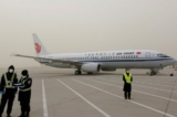 Một chiếc Boeing 737-800 của Air China đậu trên đường băng của Phi trường Quốc tế Thủ đô Bắc Kinh, ở Bắc Kinh, Trung Quốc, hôm 28/03/2021. Người giàu Trung Quốc đang ngày càng tìm cách rời khỏi đất nước, mang theo tài sản của họ. (Ảnh: Carlos Garcia Rawlins/Reuters)