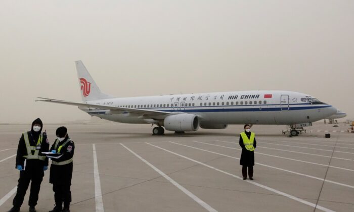 Một chiếc Boeing 737-800 của Air China đậu trên đường băng của Phi trường Quốc tế Thủ đô Bắc Kinh, ở Bắc Kinh, Trung Quốc, hôm 28/03/2021. Người giàu Trung Quốc đang ngày càng tìm cách rời khỏi đất nước, mang theo tài sản của họ. (Ảnh: Carlos Garcia Rawlins/Reuters)