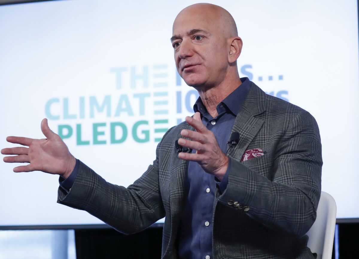 Ông Jeff Bezos nói chuyện tại Câu lạc bộ Báo chí Quốc gia ở Hoa Thịnh Đốn, vào ngày 19/09/2019. (Ảnh: Pablo Martinez Monsivais/AP Photo)