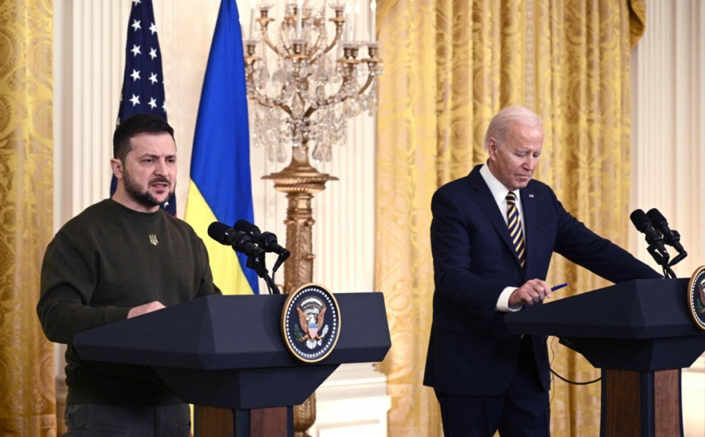 Tổng thống Ukraine Volodymyr Zelensky tổ chức một cuộc họp báo chung với Tổng thống Joe Biden tại Phòng Đông của Tòa Bạch Ốc ở Hoa Thịnh Đốn hôm 21/12/2022. (Ảnh: Brendan Smialowski/AFP qua Getty Images)